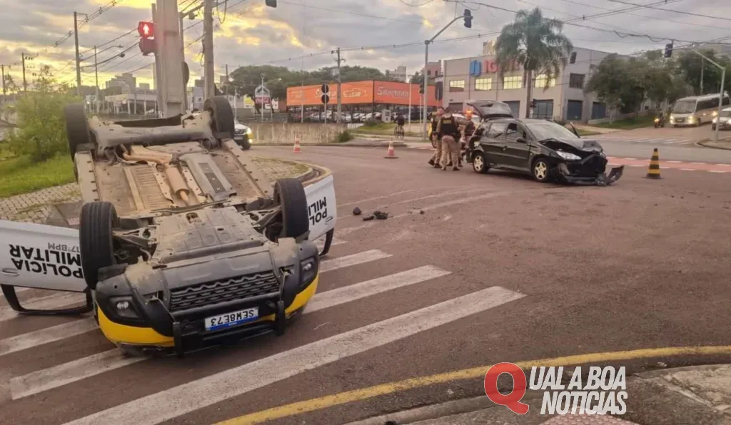 Viatura com suspeito de abuso sexual no camburão capota em acidente no Paraná