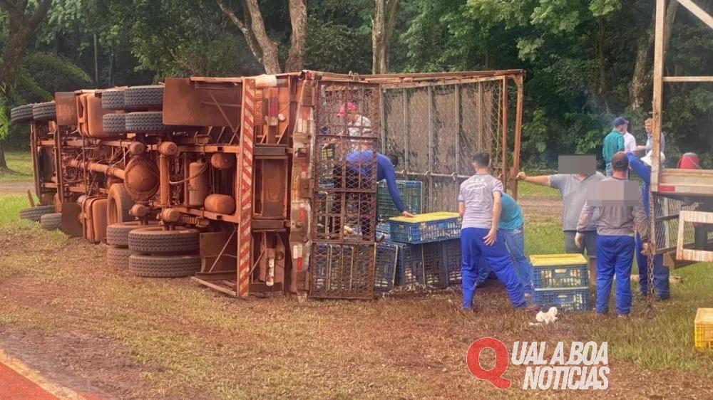 Caminhão tomba na PR-364 em Palotina; o veículo estava carregado com frangos