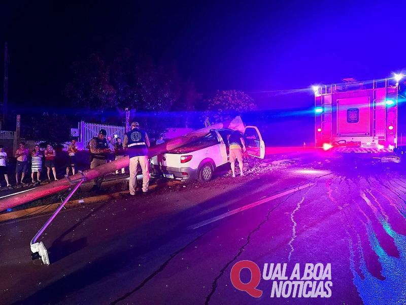 Colisão contra poste deixa condutor gravemente ferido no interior de Toledo