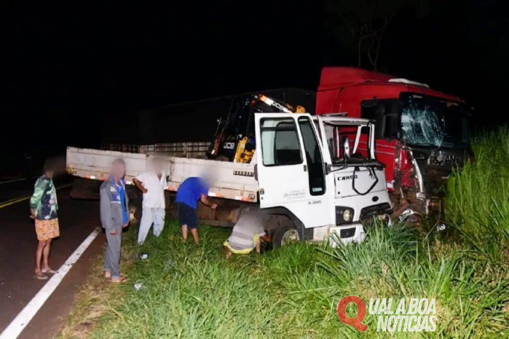 Colisão na BR-487 entre caminhão e carreta, deixa condutor em estado grave