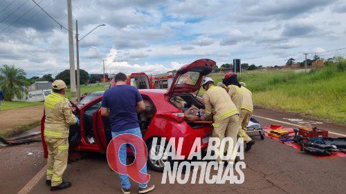 Mulher fica encarcerada após forte colisão frontal na PR-467, em Cascavel