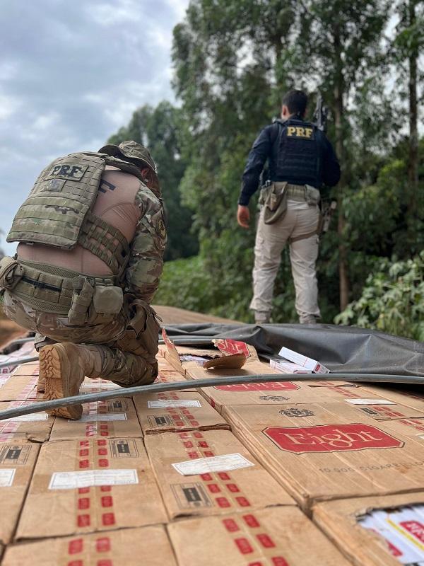 PRF apreende caminhão carregado com 300 mil maços de cigarros contrabandeados