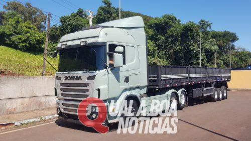 PRF apreende carreta na BR-277 com 32 pneus contrabandeados, em Cascavel