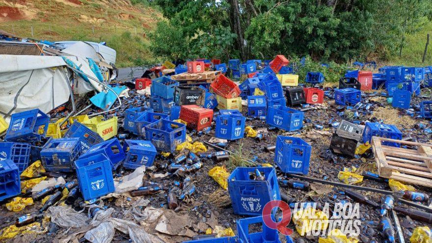 Trágedia: Carreta carregada com cerveja tomba na BR-153 e carga é saqueada