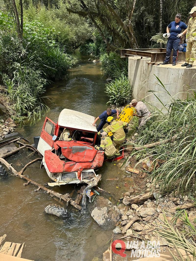 Veículo perde freio e cai em rio ao descer ladeira, no Paraná