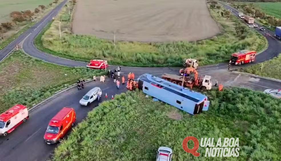 Ônibus com 54 pessoas tomba na MG-223 e deixa 11 mortos