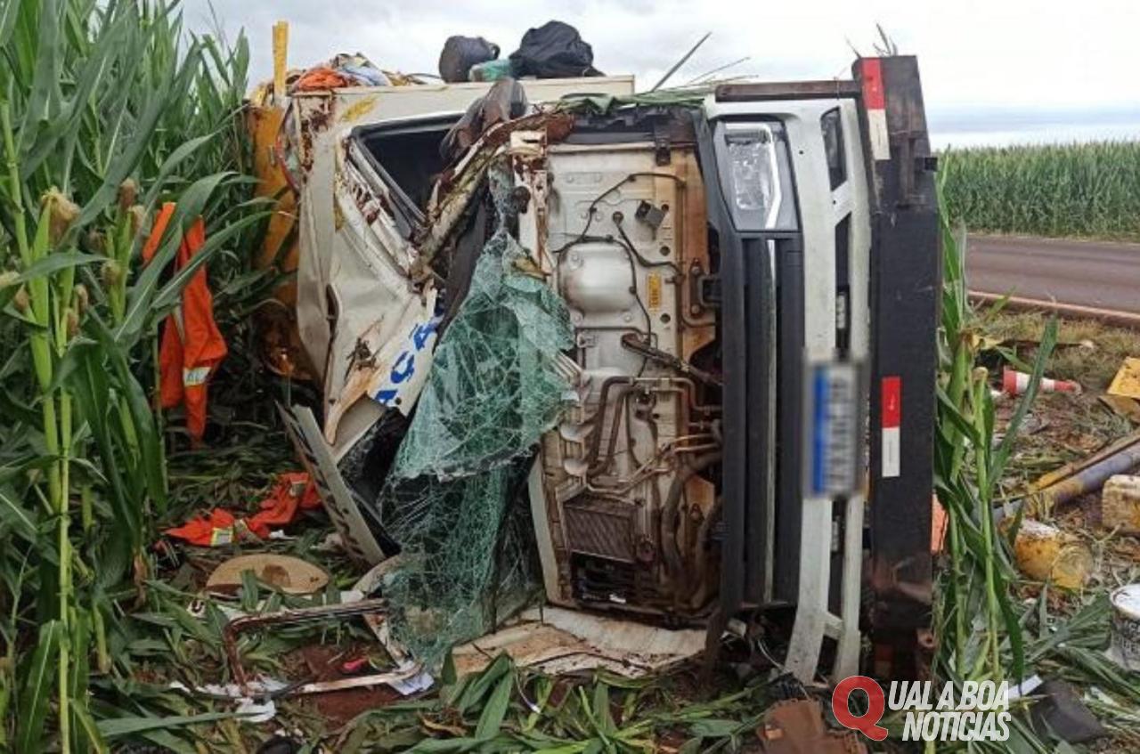 Trabalhadores ficam feridos na PR-581 próximo trevo de acesso à Tupãssi, em tombamento de caminhão