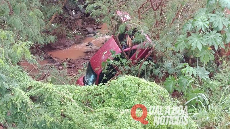 Carro despenca em barranco após motorista perder controle na Avenida Maripá, em Toledo