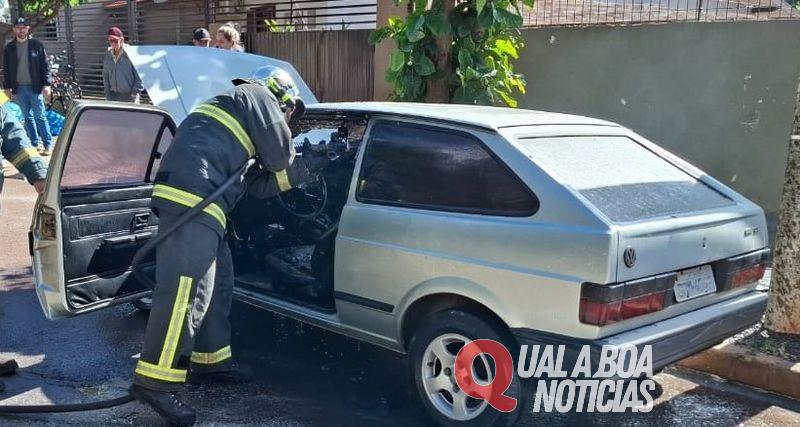 Carro pega fogo em via pública e mobiliza Corpo de Bombeiros em Palotina