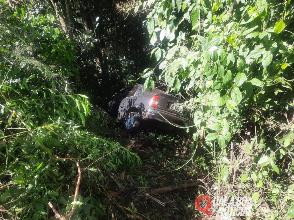 Carro sai da pista na PR-180 em Nova Aurora e colide contra barranco