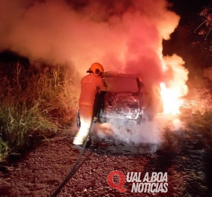 Em Santa Helena: Veículo é destruído por incêndio após pane elétrica