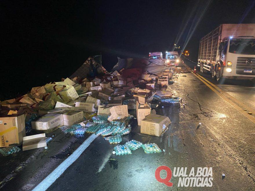 Motorista morre na BR-153 após carreta cair em barranco, na Região