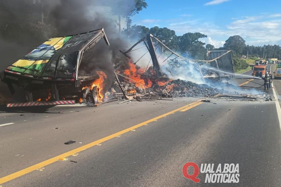 Tio e sobrinho morrem na BR-373, após caminhões deles baterem de frente e pegar fogo, em Ponta Grossa