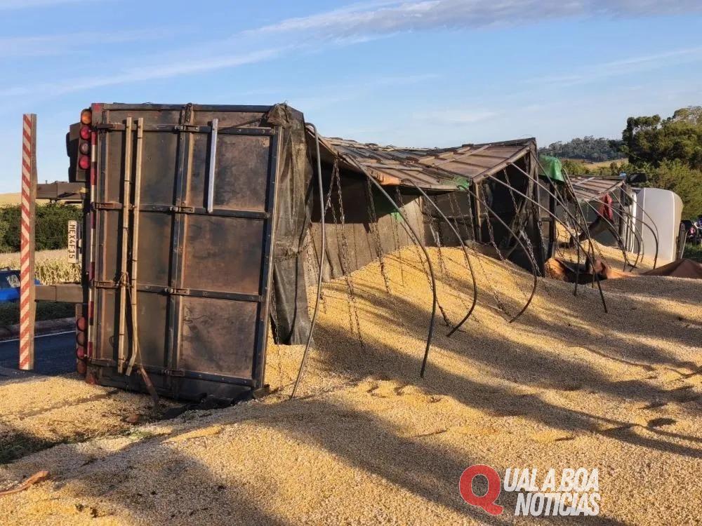 Acidente com carreta carregada de milho deixa ferido, na Região