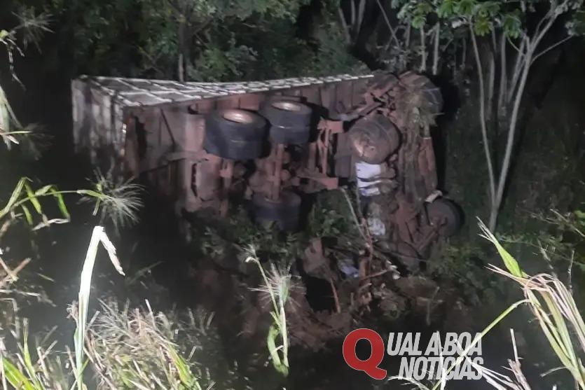 Caminhoneiro morre após perder o controle de carreta na PR-180, na Região