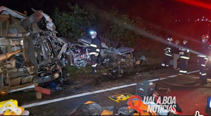 Colisão entre carro e van deixa três mortos no Paraná