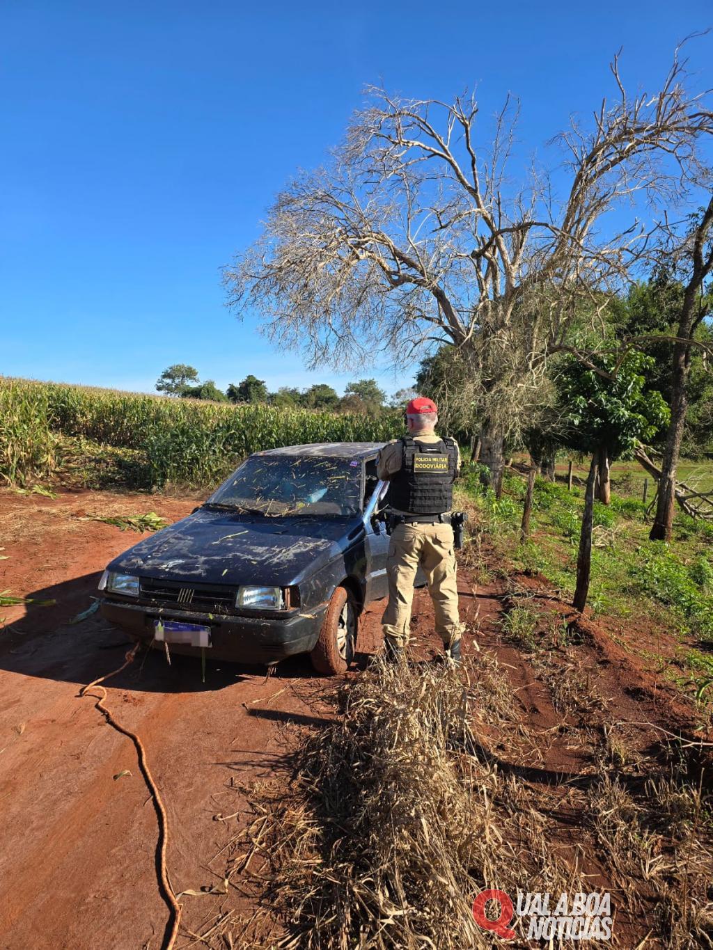 Condutor foge da polícia, abandona carro em milharal e deixa para trás carga de cigarros contrabandeados