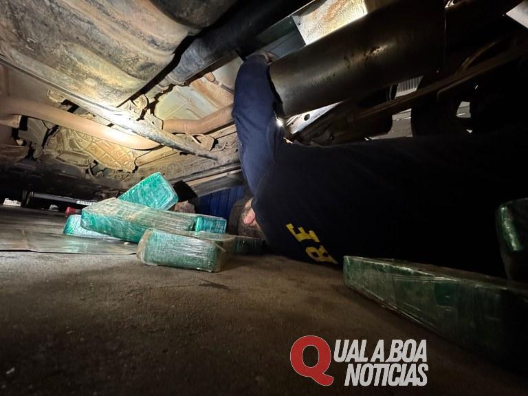 Droga no assoalho: policiais encontram pasta base de cocaína em Amarok durante abordagem no Paraná
