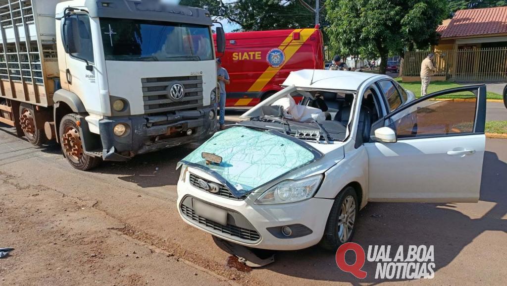 Acidente entre caminhão e carro deixa homem ferido em Toledo
