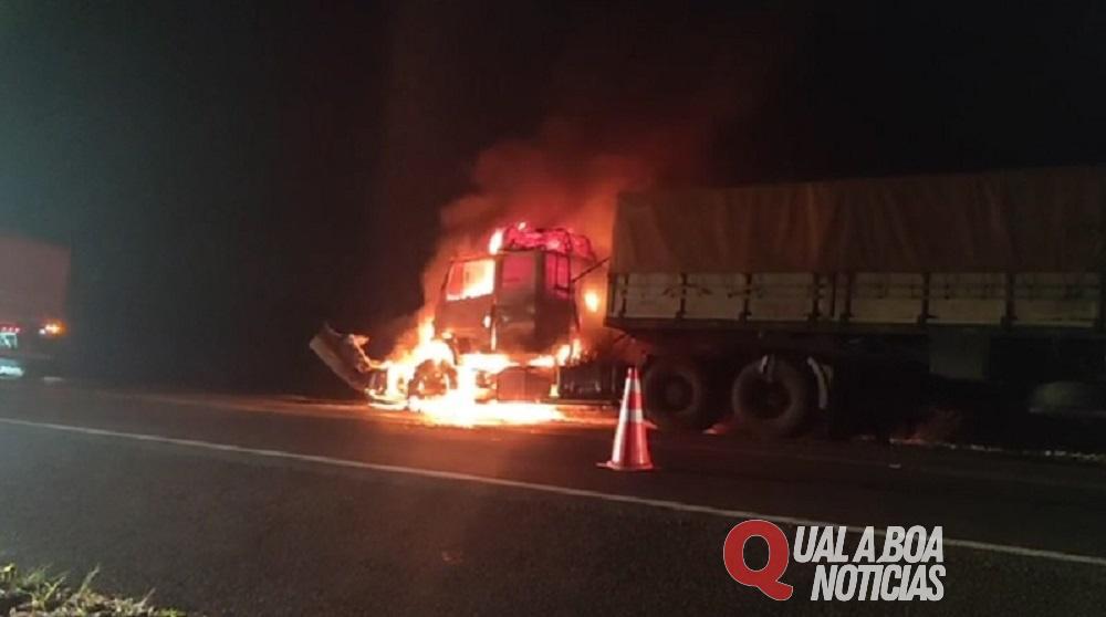 Carreta pega fogo na BR-277 e fica destruída