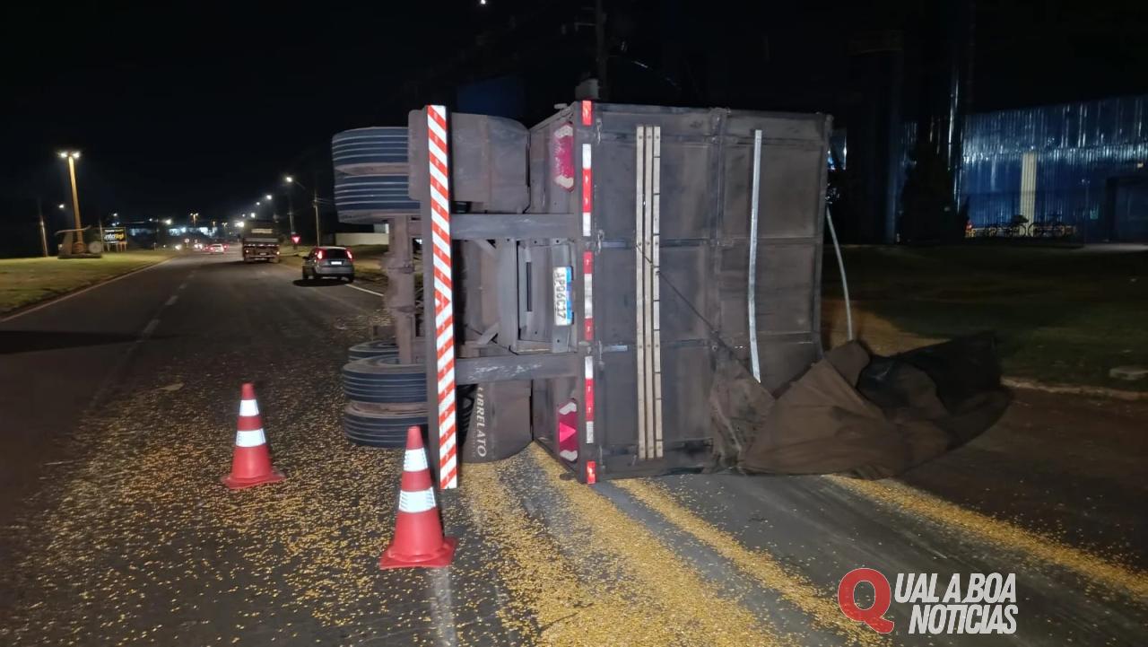Carreta tomba e espalha carga de milho na saída para Assis Chateaubriand, em Toledo