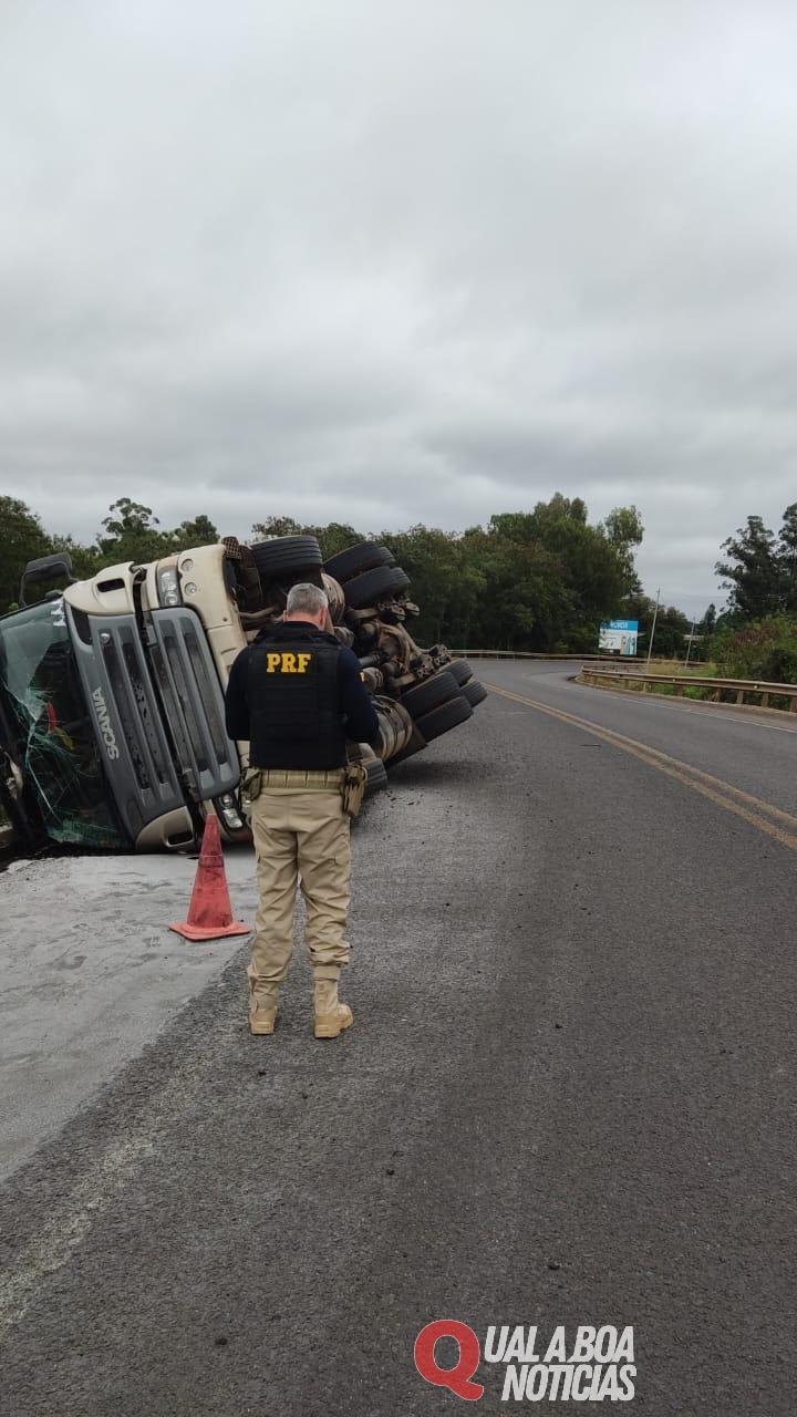 Carreta tomba na entrada da Ponte Ayrton Senna