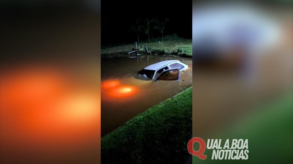 Carro cai em tanque de pesqueiro após festa no norte do Paraná