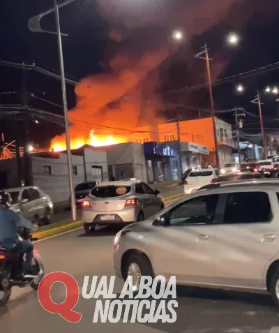 Casa pega fogo em Toledo e moradores apontam possível incêndio criminoso