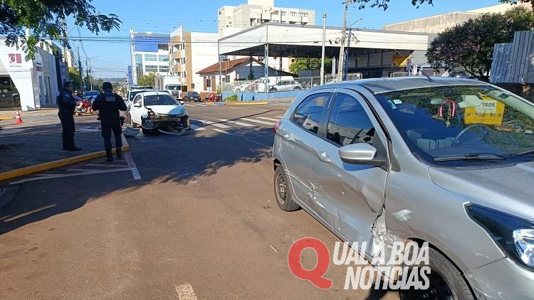 Colisão entre dois Ford Ka chama atenção no centro de Toledo