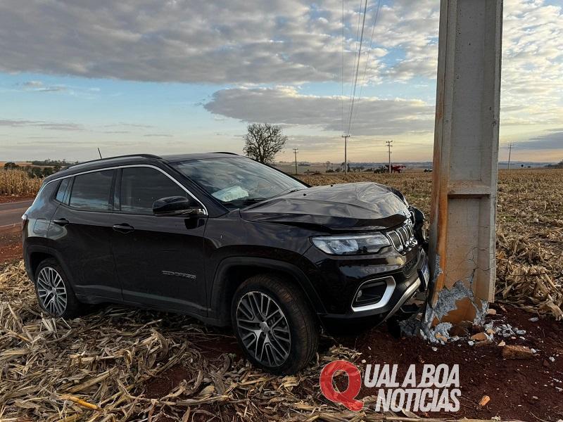 Jeep Compass bate em poste  na PR-491 em curva perigosa