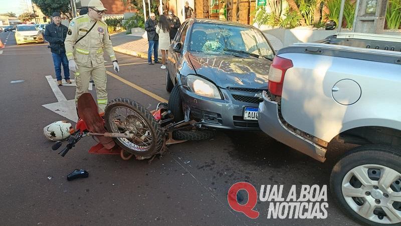 Motocicleta é atingida por carro e mulher fica ferida no centro de Toledo