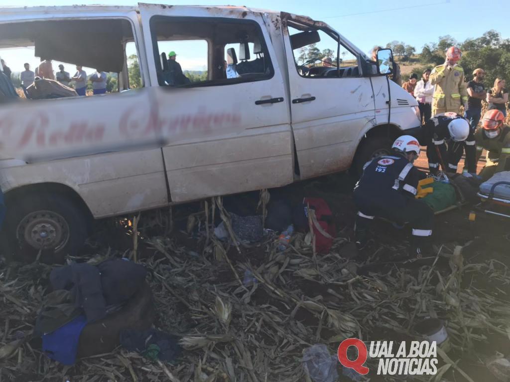 Van capota em rodovia de Marechal Cândido Rondon e deixa um morto e vários feridos