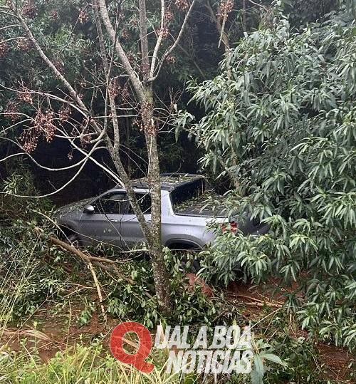 Veículo sai da pista na PR-180 em Cascavel