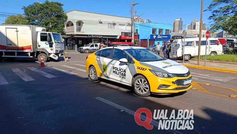 Acidente entre caminhão e Kombi deixa feridos e causa transtornos no centro de Toledo