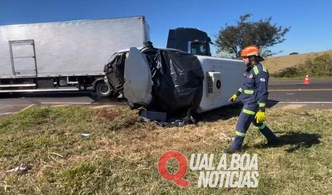 Acidente fatal entre carreta e van deixa uma pessoa morta no trevo de Nova Aurora