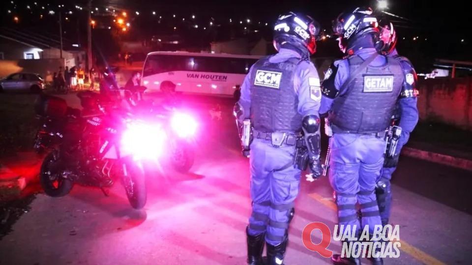 Dois adolescentes são baleados em campinho de futebol após discussão, no Paraná