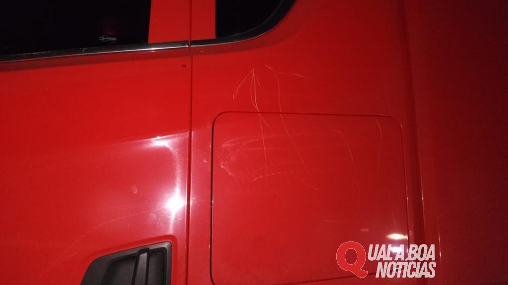 Homem em surto ataca caminhão com chave de fenda na BR-277 em Foz do Iguaçu