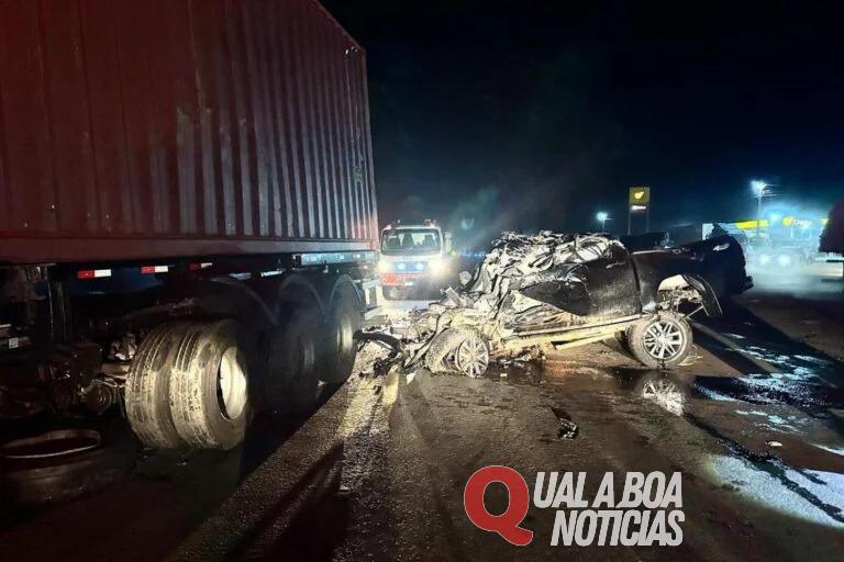 Homem morre após caminhonete bater na lateral de carreta na BR-153, no Paraná