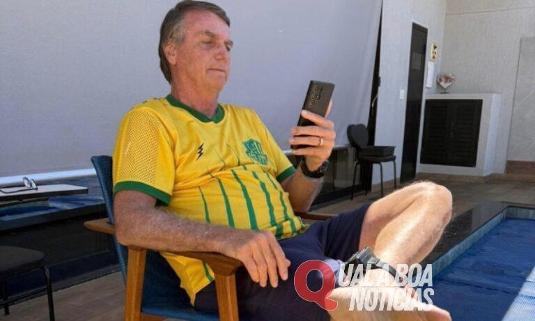 Impedido de sair de casa, Bolsonaro participa de protestos por videochamada e acena para multidões: “Ele está conosco, mesmo preso”