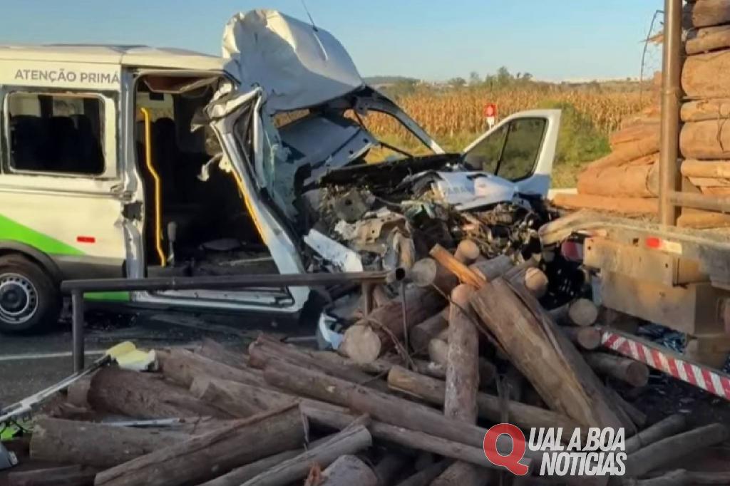 Van da Saúde de Ribeirão do Pinhal se envolve em colisão frontal com caminhão no Norte do Paraná