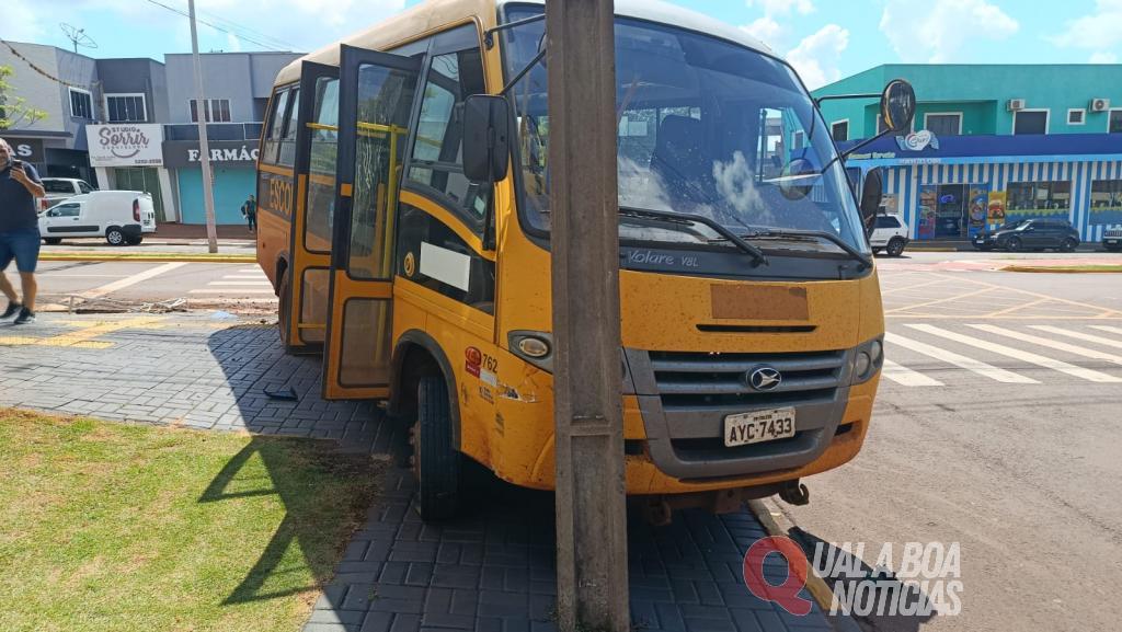 Micro-ônibus escolar colide com dois carros estacionados no Jardim Panorama, em Toledo
