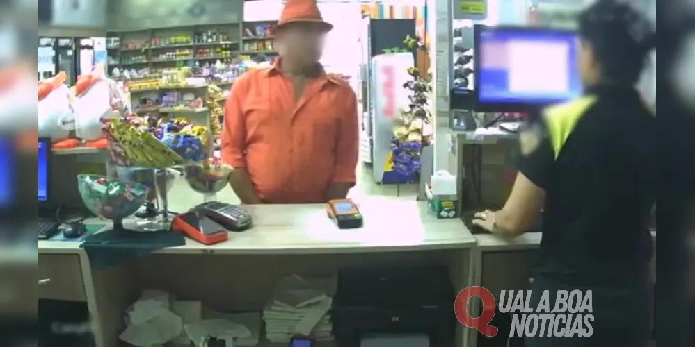 Câmera flagra idoso urinando dentro de conveniência de posto em Cascavel