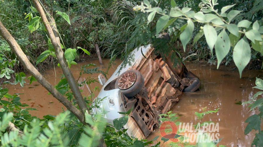 Carro capota e cai em riacho na PR-180; jovem e idoso são resgatados em Cascavel
