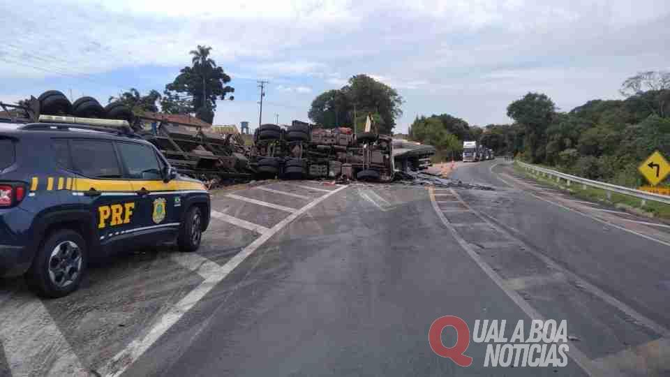Colisão entre caminhões deixa dois mortos na BR-476, na Região Metropolitana de Curitiba