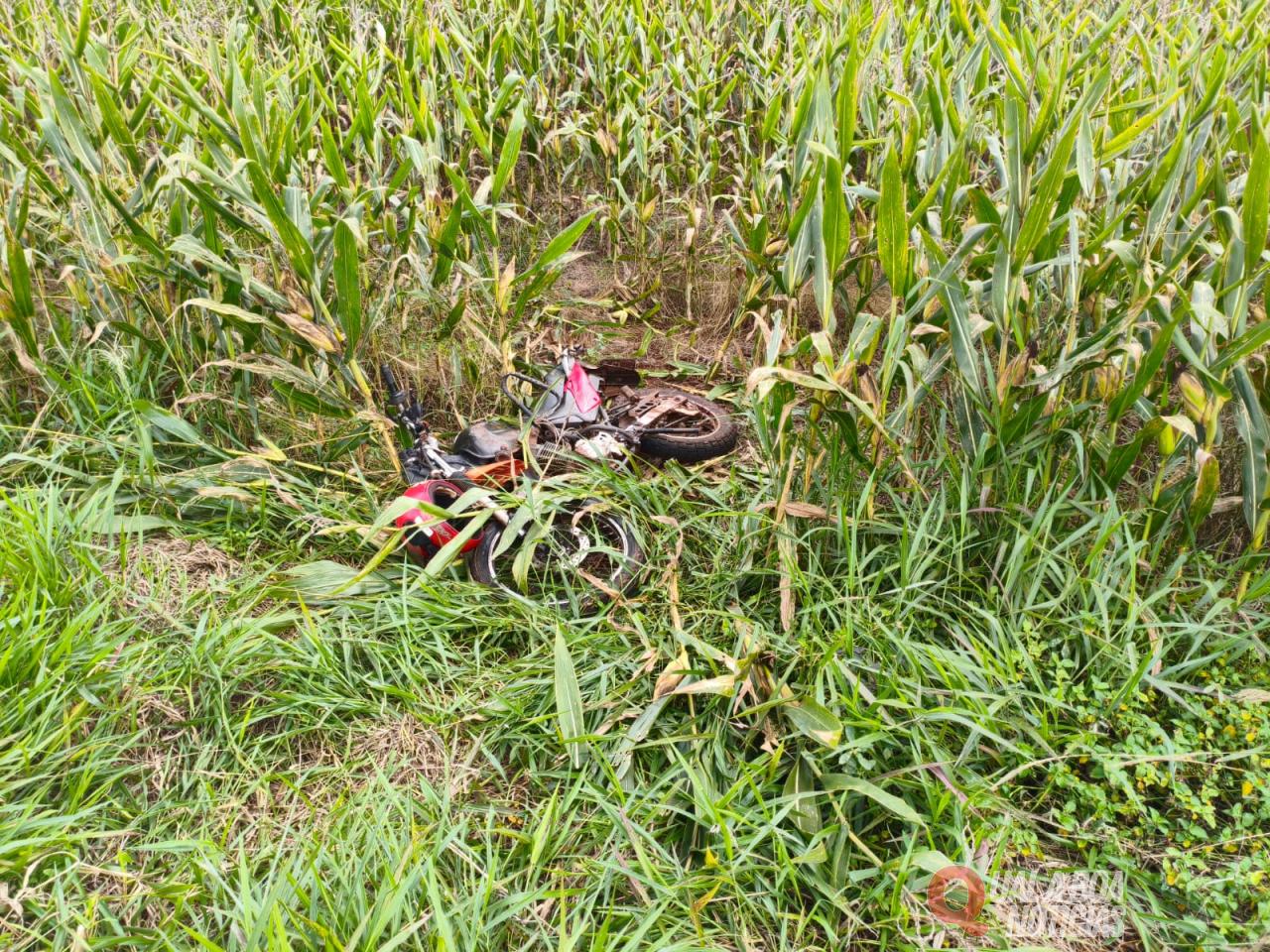 Batida lateral entre carro e moto deixa homem gravemente ferido na PR-474