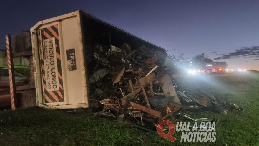 Carreta carregada com sucata tomba na BR-277 em Cascavel