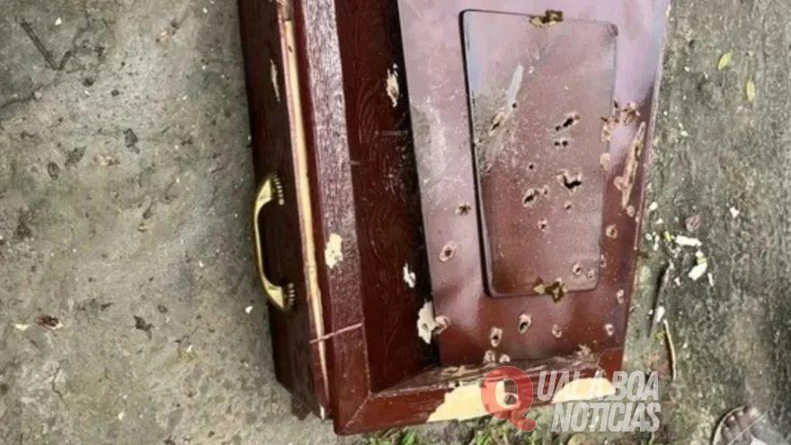 Enterro é alvo de ataque a tiros e caixão de adolescente é metralhado na Bahia