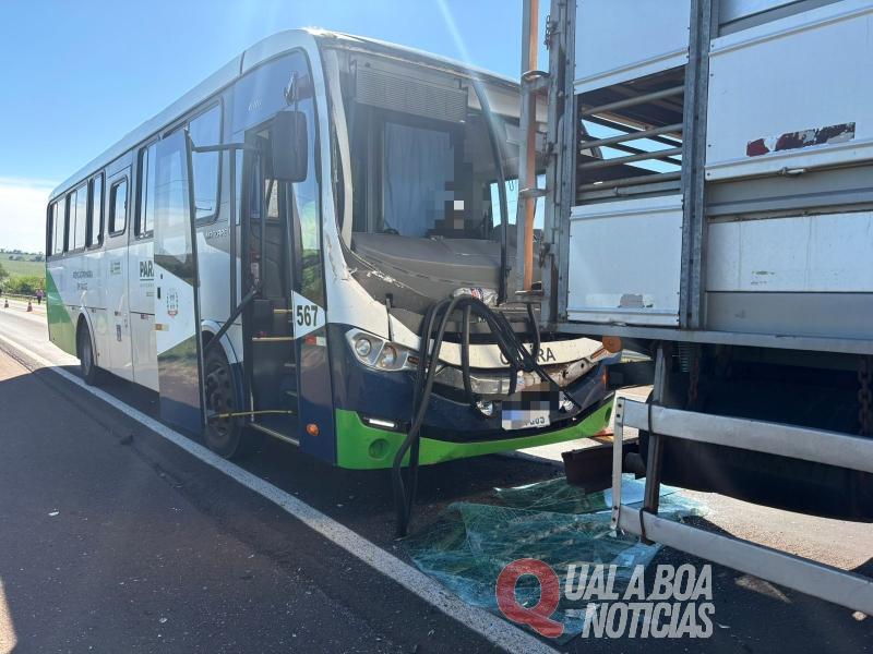 Ônibus da Saúde de Guaíra se envolve em acidente com caminhão na BR-163
