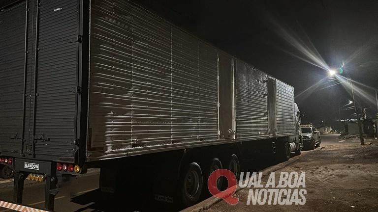 PF e PM apreendem carreta com cerca de 700 galões de azeite argentino irregular em Foz do Iguaçu