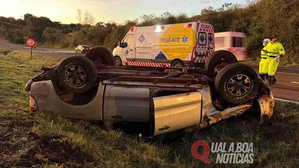 Toyota Hilux capota na BR-163 após motorista perder o controle da direção em Sede Alvorada
